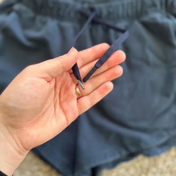 lululemon Women's Inner Glow High-Rise Short 3” in Acid Navy, size 4 - Picture 3 of 7